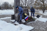 Курсанты благоустроили территорию памятника